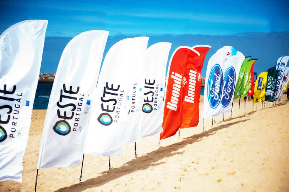 Flagi reklamowe, windery na morskiej plaży