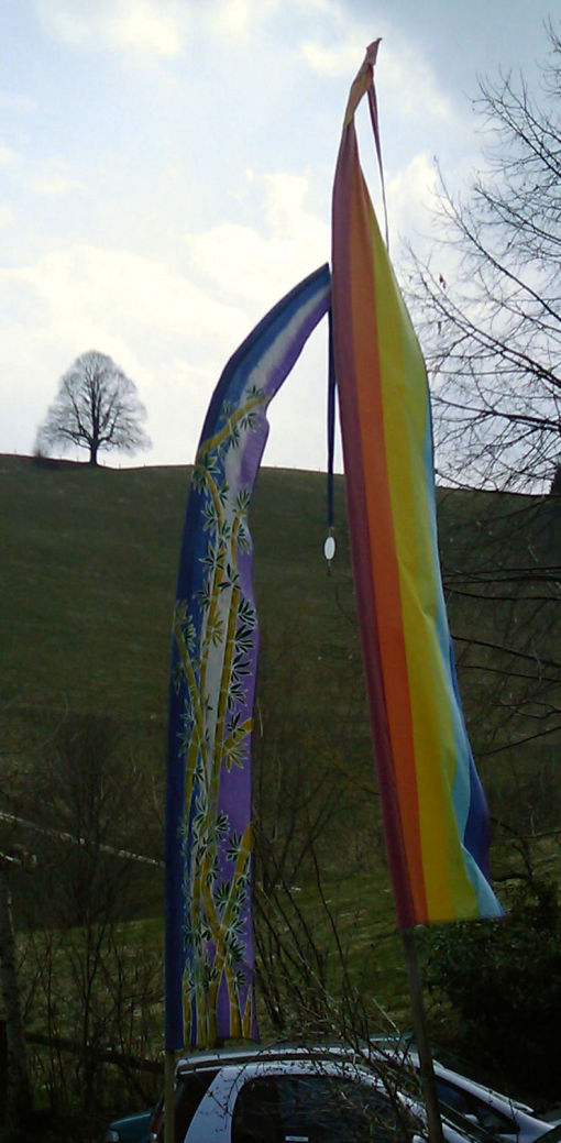 Współczesne flagi reklamowe, windery inspirowane tradycyjnymi balijskimi flagami umbul-umbul
